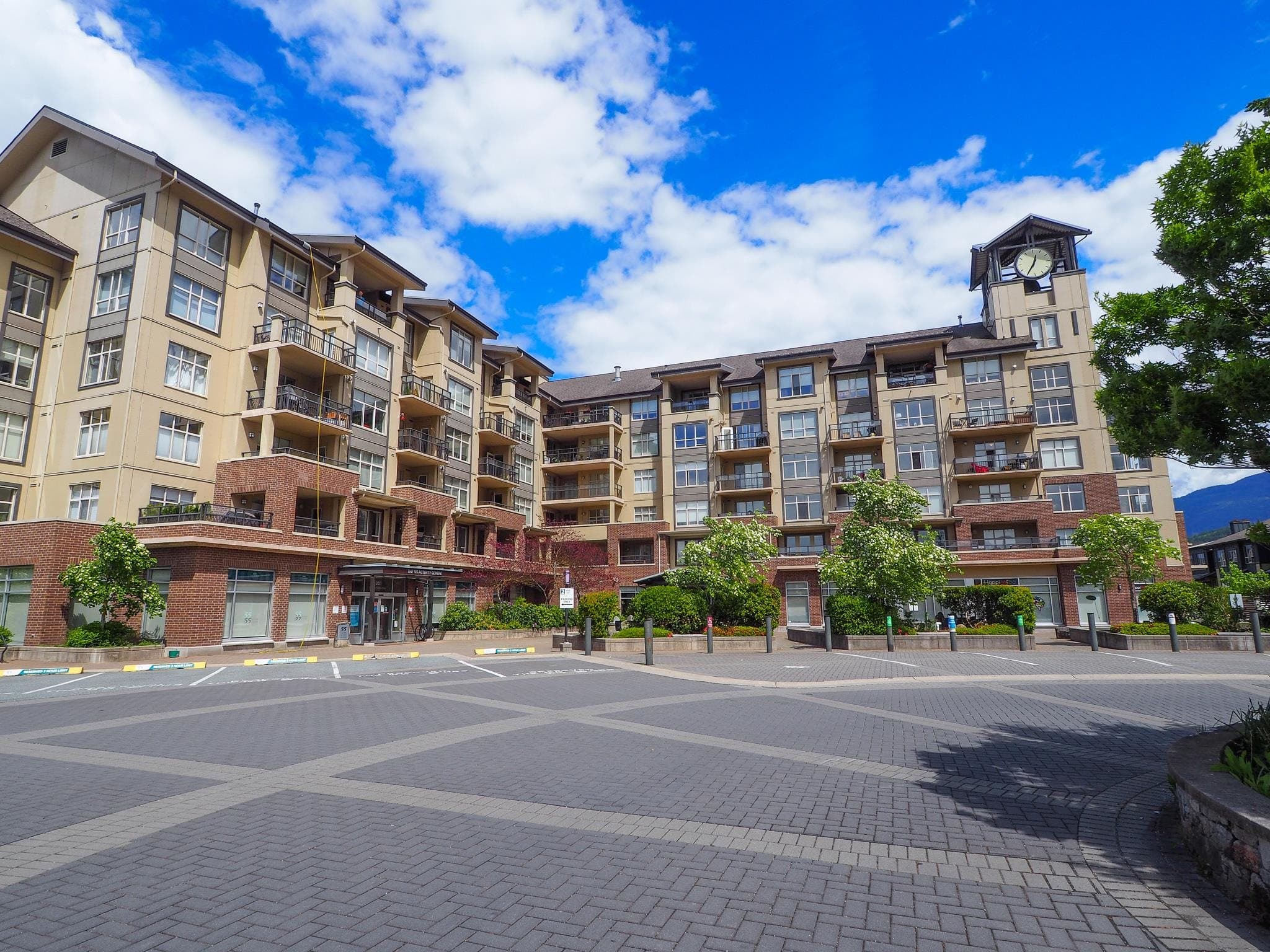 318 1211 Village Green Way