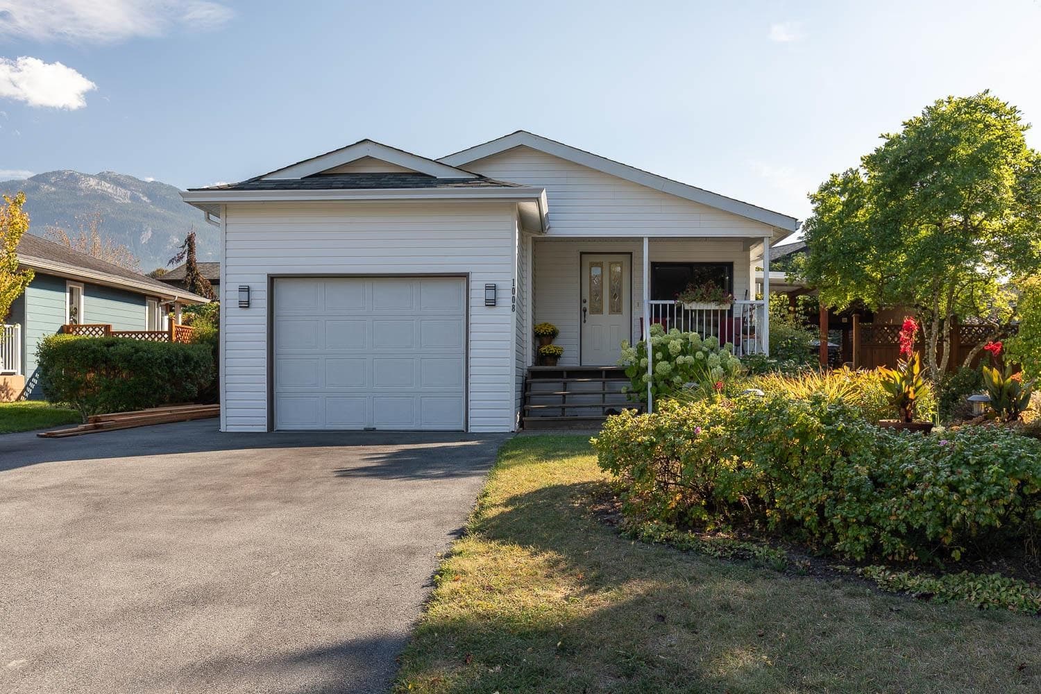 1008 EDGEWATER CRES